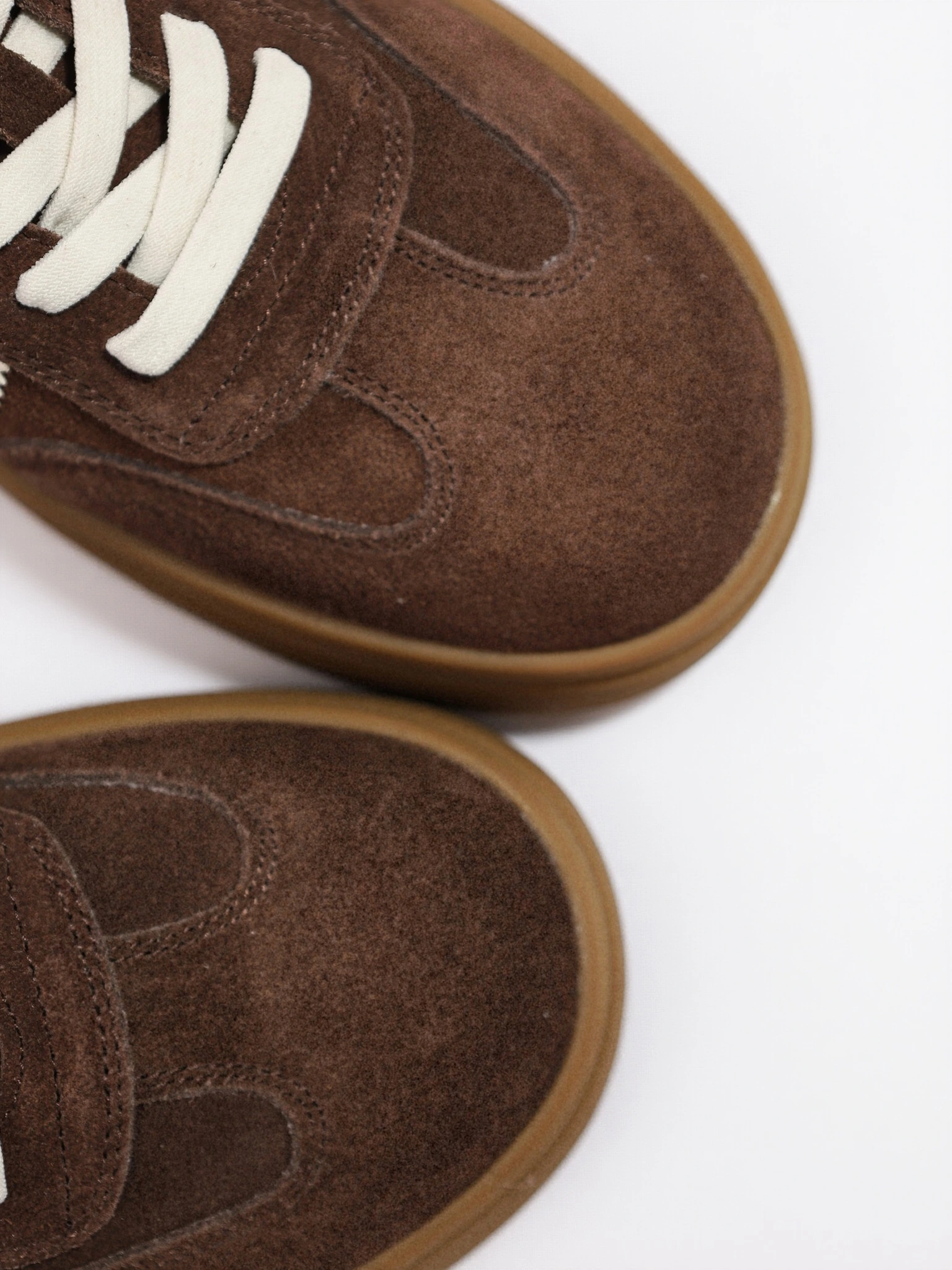 Кеды темно-коричневого цвета из натуральной замши на средней платформе